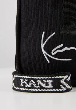 Rabatt 🔔 Karl Kani SIGNATURE TAPE MESSENGER BAG - Umhängetasche - Black/white, Unisex 🧨 -Karl Kani Verkäufe 020fe1f7b30f43618a670066a8742113