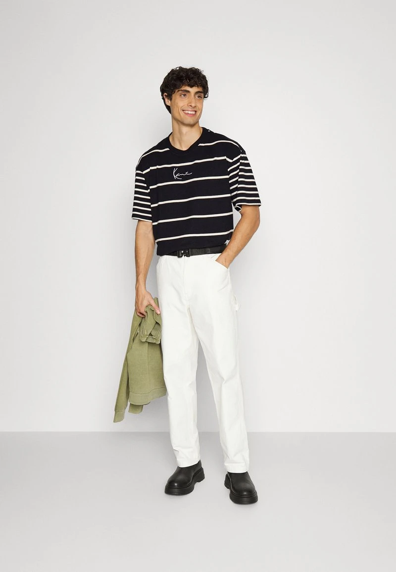 Am billigsten ✨ Karl Kani SMALL SIGNATURE STRIPE TEE UNISEX - T-Shirt Print - Light Blue 🌟 4 Am billigsten ✨ Karl Kani SMALL SIGNATURE STRIPE TEE UNISEX - T-Shirt Print - Light Blue 🌟 – Bild 2