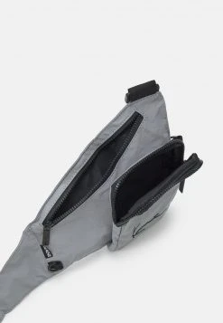 Budget 👏 Karl Kani SIGNATURE REFLECTIVE CROSSBODY BAG - Umhängetasche - Silver, Unisex ✔️ -Karl Kani Verkäufe 031b96dc9de14f79a89d0de0a02361c6