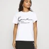 Beste Bewertungen von 🥰 Karl Kani SIGNATURE TEE - T-Shirt Print - White, Damen ❤️ -Karl Kani Verkäufe 06724ce7888d40418688af1cfff6c712
