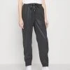 Blitzangebot ❤️ Karl Kani RETRO REFLECTIVE TRACKPANTS - Jogginghose - Black, Damen ✔️