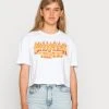 Rabatt 😀 Karl Kani SIGNATURE CROP PRINT TEE WHITE - T-Shirt Print - White, Damen ⭐ -Karl Kani Verkäufe 0b8eb57b16e343f1b6dc67dc200a4178