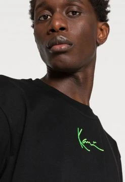 Top 10 🎉 Karl Kani SMALL SIGNATURE TEE UNISEX - T-Shirt Print - Black 🛒 -Karl Kani Verkäufe 0e41ad500e1e48818bf52f8d909f858b