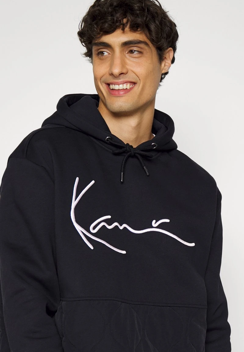 Bester Verkauf ⌛ Karl Kani SIGNATURE QUILTED BLOCK HOODIE UNISEX - Kapuzenpullover - Black 😉 8 Bester Verkauf ⌛ Karl Kani SIGNATURE QUILTED BLOCK HOODIE UNISEX - Kapuzenpullover - Black 😉 – Bild 6