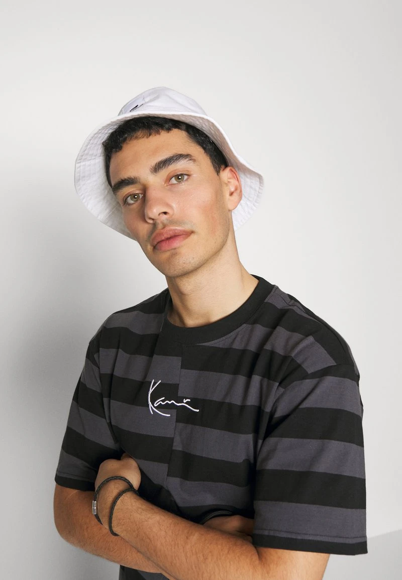 Rabatt ❤️ Karl Kani UNISEX SMALL SIGNATURE SPLIT STRIPE TEE - T-Shirt Print - Dark Grey ✨ 8 Rabatt ❤️ Karl Kani UNISEX SMALL SIGNATURE SPLIT STRIPE TEE - T-Shirt Print - Dark Grey ✨ – Bild 6