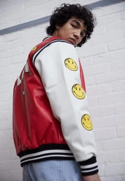 Brandneu 🎁 KARL KANI X SMILEY® COLLEGE JACKET - Kunstlederjacke - Red, Herren ⭐