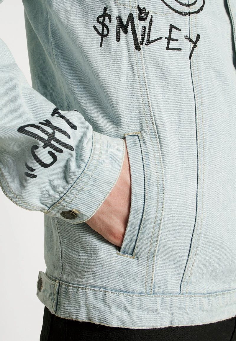 Billig ❤️ KARL KANI X SMILEY® RETRO SCRIBBLE JACKET UNISEX - 🧨 Jeansjacke - Bleached Blue ✨ 9 Billig ❤️ KARL KANI X SMILEY® RETRO SCRIBBLE JACKET UNISEX - 🧨 Jeansjacke - Bleached Blue ✨ – Bild 7