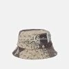 Großhandel 🥰 Karl Kani SIGNATURE PAISLEY BUCKET HAT UNISEX - Hut - Brown ❤️