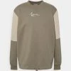 Brandneu ⌛ Karl Kani SMALL SIGNATURE PATCHWORK CREW UNISEX - Sweatshirt - Dark Green ⌛ 1 Brandneu ⌛ Karl Kani SMALL SIGNATURE PATCHWORK CREW UNISEX - Sweatshirt - Dark Green ⌛ -Karl Kani Verkäufe 1a0d44b9667c4086af4a9f87568a99f7