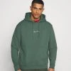 Top 10 👏 Karl Kani UNISEX SMALL SIGNATURE HOODY - Kapuzenpullover - Darkgreen 🔔 -Karl Kani Verkäufe 1f2c7f5fe1ad4a10a284b6d99b35cf83