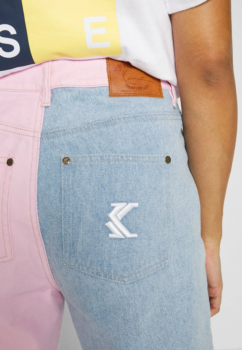 Coupon ❤️ Karl Kani BLOCK WIDE LEG PANTS - 🔥 Jeans Relaxed Fit - Rose/blue, Damen 😀 9 Coupon ❤️ Karl Kani BLOCK WIDE LEG PANTS - 🔥 Jeans Relaxed Fit - Rose/blue, Damen 😀 – Bild 7