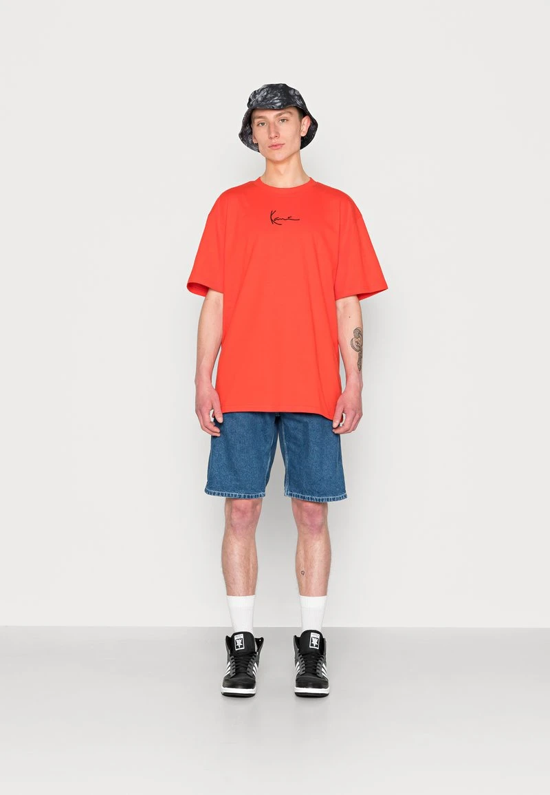 Beste Bewertungen von 🧨 Karl Kani UNISEX SMALL SIGNATURE ESSENTIAL TEE - T-Shirt Basic - Red 🔥 4 Beste Bewertungen von 🧨 Karl Kani UNISEX SMALL SIGNATURE ESSENTIAL TEE - T-Shirt Basic - Red 🔥 – Bild 2