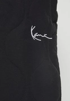 Brandneu ⌛ Karl Kani SMALL SIGNATURE QUILTED PANTS UNISEX - Stoffhose - Black 🧨 -Karl Kani Verkäufe 25d51c6ddbce48adad7e3915ba7d1d7b