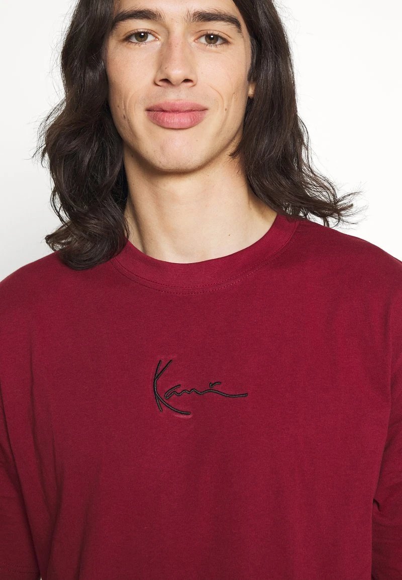 Billig 👍 Karl Kani SIGNATURE ESSENTIAL TEE UNISEX - T-Shirt Basic - Dark Red 🧨 7 Billig 👍 Karl Kani SIGNATURE ESSENTIAL TEE UNISEX - T-Shirt Basic - Dark Red 🧨 – Bild 5
