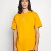 Budget 🎉 Karl Kani SMALL SIGNATURE ESSENTIAL TEE UNISEX - T-Shirt Basic - Dark Yellow 🤩 -Karl Kani Verkäufe 298d1ccc2e0a455798309788686996c7