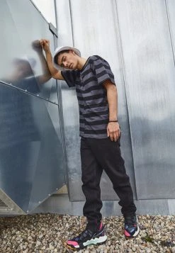 Rabatt ❤️ Karl Kani UNISEX SMALL SIGNATURE SPLIT STRIPE TEE - T-Shirt Print - Dark Grey ✨