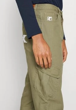 Rabatt ⭐ Karl Kani RETRO WASHED PANTS - Cargohose - Dark Green, Herren ✔️ 13 Rabatt ⭐ Karl Kani RETRO WASHED PANTS - Cargohose - Dark Green, Herren ✔️ -Karl Kani Verkäufe 2f7e8125838d45468689666e7f55ff0e