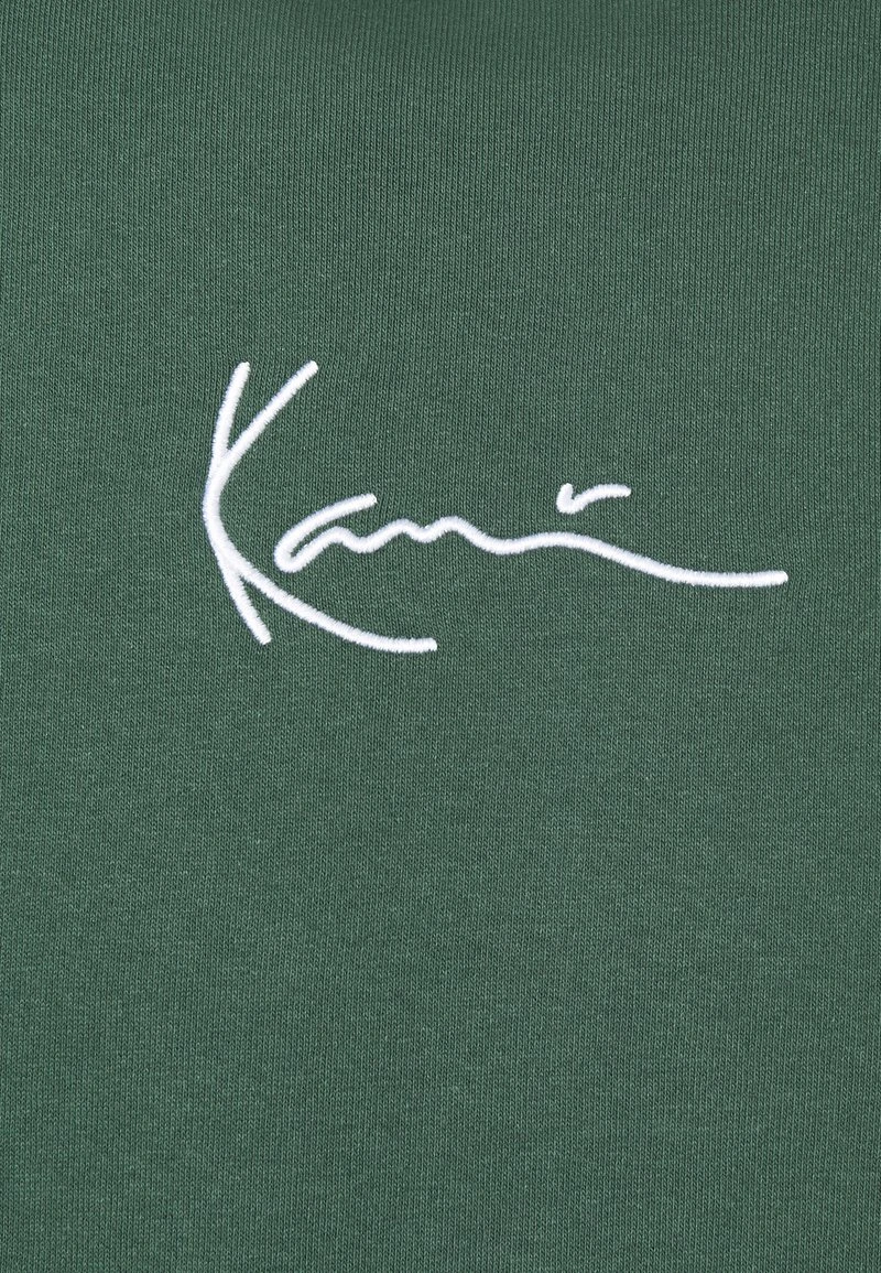Top 10 👏 Karl Kani UNISEX SMALL SIGNATURE HOODY - Kapuzenpullover - Darkgreen 🔔 9 Top 10 👏 Karl Kani UNISEX SMALL SIGNATURE HOODY - Kapuzenpullover - Darkgreen 🔔 – Bild 7