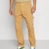 Coupon 🛒 Karl Kani RETRO PANTS UNISEX - Stoffhose - Sand ⭐ -Karl Kani Verkäufe 308a22134f674cf896d72aafcc61191d