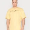 Am billigsten 🧨 Karl Kani AUTOGRAPH PINSTRIPE TEE UNISEX - T-Shirt Print - Yellow 🔥 1 Am billigsten 🧨 Karl Kani AUTOGRAPH PINSTRIPE TEE UNISEX - T-Shirt Print - Yellow 🔥 -Karl Kani Verkäufe 30bff7687e144ec589f3c3130ea79bfc
