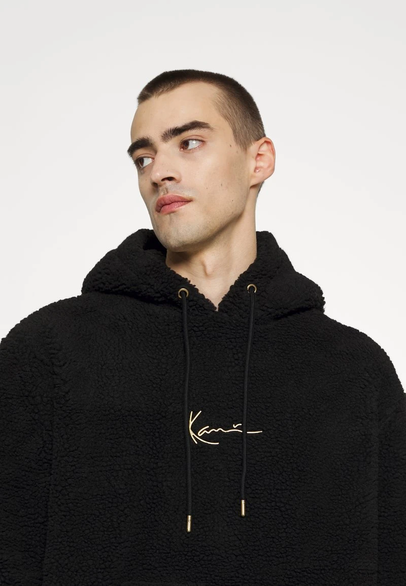Bestes Angebot ⌛ Karl Kani SMALL SIGNATURE TEDDY HOODIE UNISEX - Kapuzenpullover - Black ⭐ 8 Bestes Angebot ⌛ Karl Kani SMALL SIGNATURE TEDDY HOODIE UNISEX - Kapuzenpullover - Black ⭐ – Bild 6