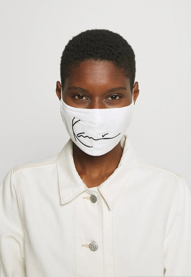 Bester Verkauf ⌛ Karl Kani SIGNATURE FACE MASK - Stoffmaske - White, Unisex ✔️ 3 Bester Verkauf ⌛ Karl Kani SIGNATURE FACE MASK - Stoffmaske - White, Unisex ✔️