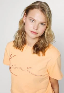 Angebote ✔️ Karl Kani SIGNATURE TEE - T-Shirt Print - Orange, Damen ❤️ -Karl Kani Verkäufe 32c6219107cd4ce38e614cd6b008638d