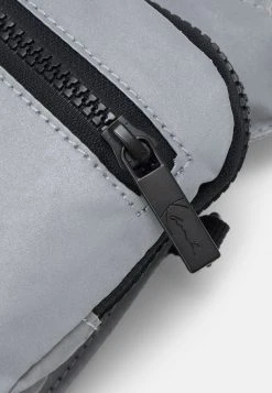 Budget 👏 Karl Kani SIGNATURE REFLECTIVE CROSSBODY BAG - Umhängetasche - Silver, Unisex ✔️ -Karl Kani Verkäufe 3a04942241254c3fb710707b9a1a6bc1