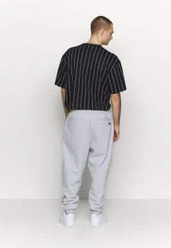 Bestpreis 😍 Karl Kani SIGNATURE RETRO - Jogginghose - Grey/black, Herren ⭐ -Karl Kani Verkäufe 3ce4ca843523431da8e5dd7e9e75cffd