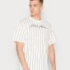 Budget 🛒 Karl Kani AUTOGRAPH PINSTRIPE TEE UNISEX - T-Shirt Basic - Cream ⭐ -Karl Kani Verkäufe 3e2742dc34a443c69e8595bfbf5c0e6b