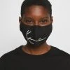 Besorgen 🔥 Karl Kani SIGNATURE FACE MASK - Stoffmaske - Black, Unisex 😉 -Karl Kani Verkäufe 4024361af5714c7a8d3c05585fa927f6