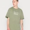 Beste Bewertungen von 🤩 Karl Kani SIGNATURE TEE UNISEX - T-Shirt Print - Military Green 🥰
