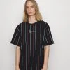 Großhandel 👏 Karl Kani SMALL SIGNATURE PINSTRIPE TEE - T-Shirt Print - Black, Herren 🥰 -Karl Kani Verkäufe 45b8fedd7987489cb9f2360dfe6658d6