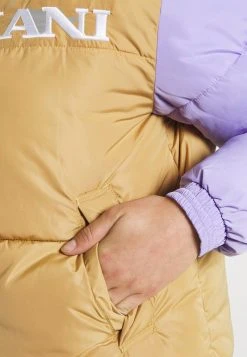 Coupon 😍 Karl Kani RETRO BLOCK HOODED PUFFER JACKET - Winterjacke - Sand, Damen ⌛ -Karl Kani Verkäufe 4895e018c9864086bbe259acc04aa125