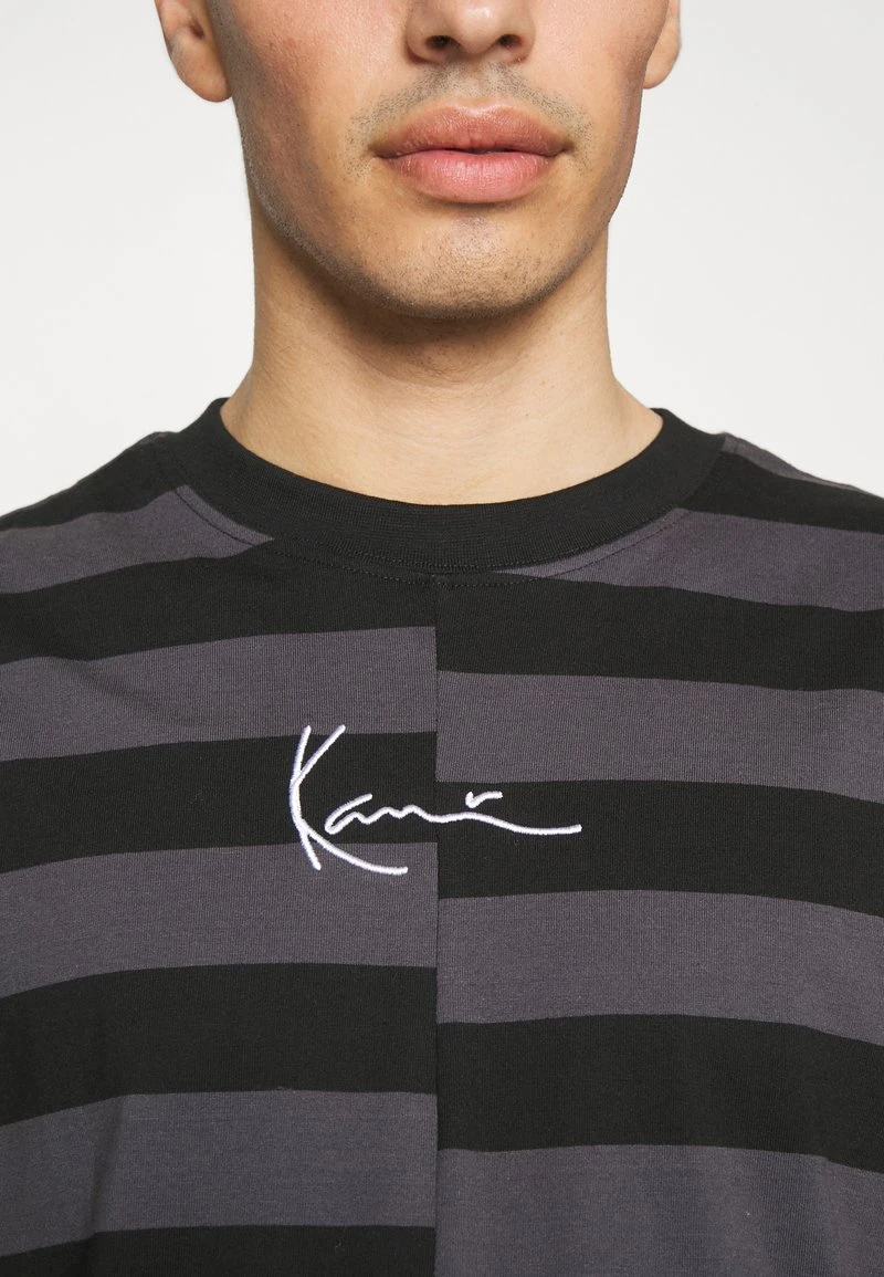 Rabatt ❤️ Karl Kani UNISEX SMALL SIGNATURE SPLIT STRIPE TEE - T-Shirt Print - Dark Grey ✨ 10 Rabatt ❤️ Karl Kani UNISEX SMALL SIGNATURE SPLIT STRIPE TEE - T-Shirt Print - Dark Grey ✨ – Bild 8