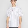 Coupon ✨ Karl Kani SMALL SIGNATURE PINSTRIPE TEE UNISEX - T-Shirt Print - White/black 🔔