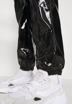 Rabatt 🎁 Karl Kani SIGNATURE GLOSSY PANTS - Stoffhose - Black, Damen ✨ -Karl Kani Verkäufe 4adf35d20a574935a6a068ebb9ceb3c8