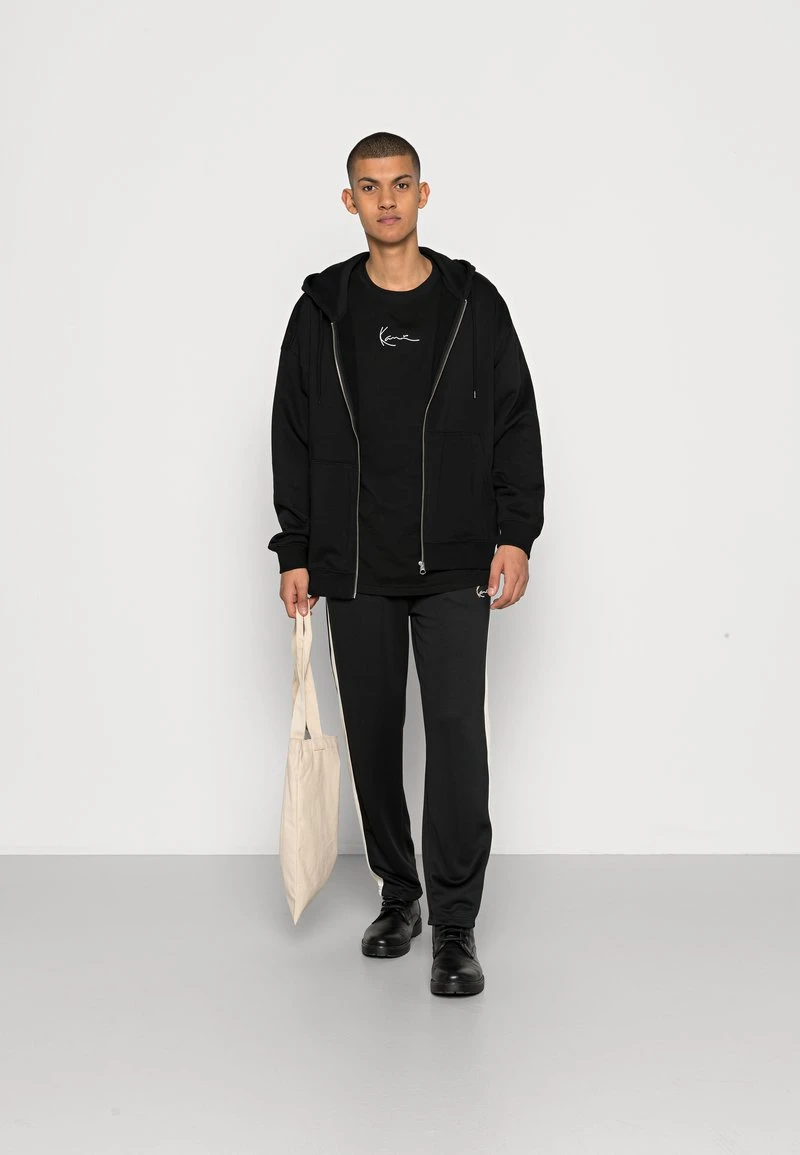 Am billigsten 🎁 Karl Kani SMALL SIGNATURE TRACKPANTS - Jogginghose - Black, Herren ⭐ 4 Am billigsten 🎁 Karl Kani SMALL SIGNATURE TRACKPANTS - Jogginghose - Black, Herren ⭐ – Bild 2