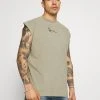 Rabatt ⭐ Karl Kani SMALL SIGNATURE WASHED TEE - T-Shirt Print - Dark Green, Herren ✨