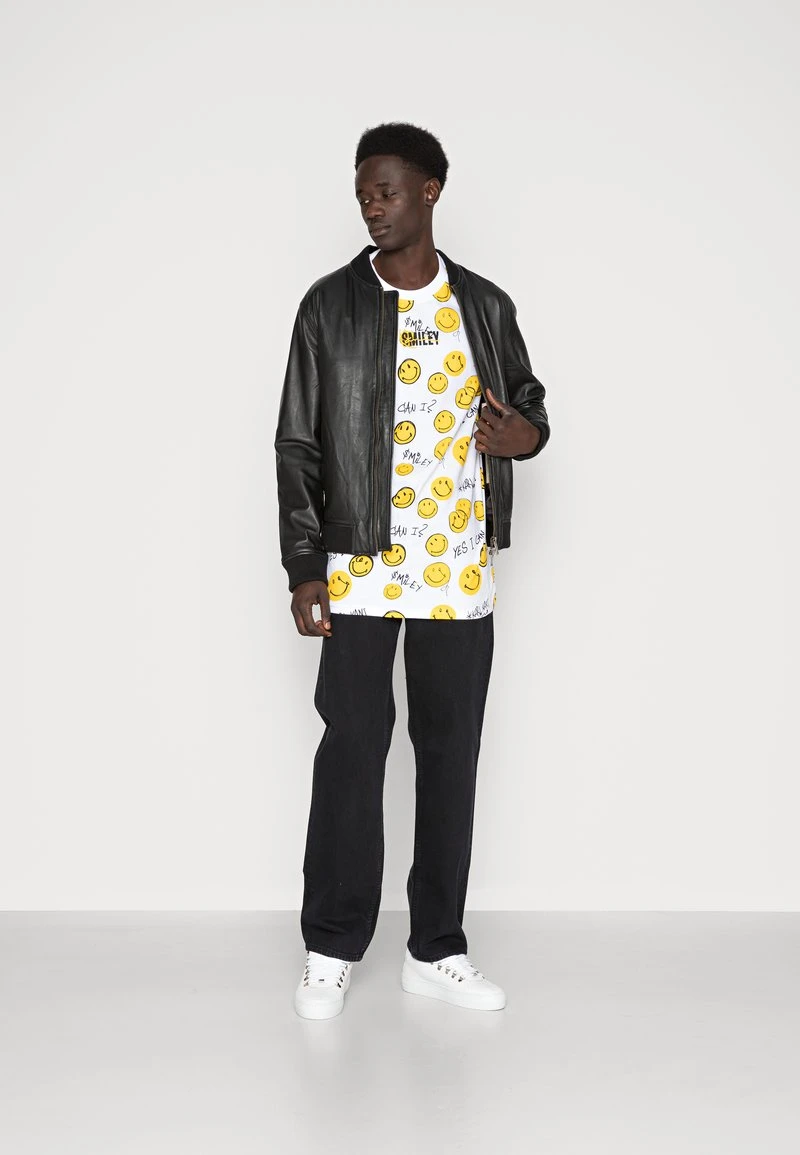 Neu 🤩 KARL KANI X SMILEY® SMALL SIGNATURE TEE UNISEX - T-Shirt Print - White 🔔 4 Neu 🤩 KARL KANI X SMILEY® SMALL SIGNATURE TEE UNISEX - T-Shirt Print - White 🔔 – Bild 2