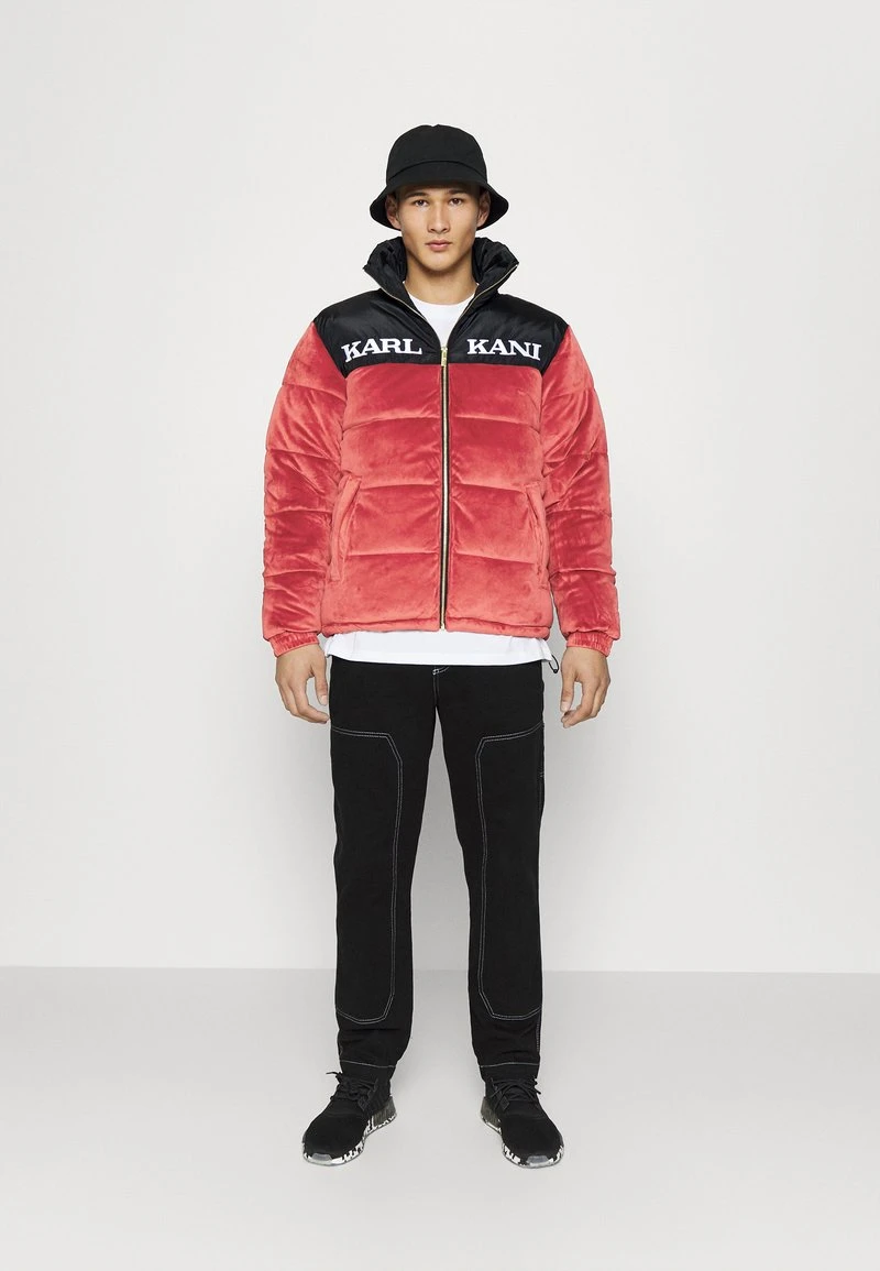 Am billigsten 🥰 Karl Kani RETRO VELVET BLOCK PUFFER UNISEX - Winterjacke - Dark Red 🛒 4 Am billigsten 🥰 Karl Kani RETRO VELVET BLOCK PUFFER UNISEX - Winterjacke - Dark Red 🛒 – Bild 2