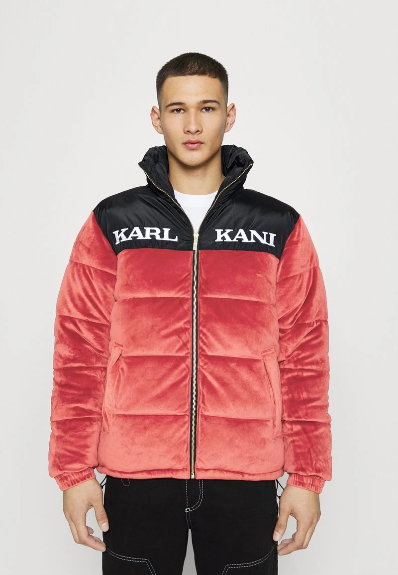 Am billigsten 🥰 Karl Kani RETRO VELVET BLOCK PUFFER UNISEX - Winterjacke - Dark Red 🛒 3 Am billigsten 🥰 Karl Kani RETRO VELVET BLOCK PUFFER UNISEX - Winterjacke - Dark Red 🛒