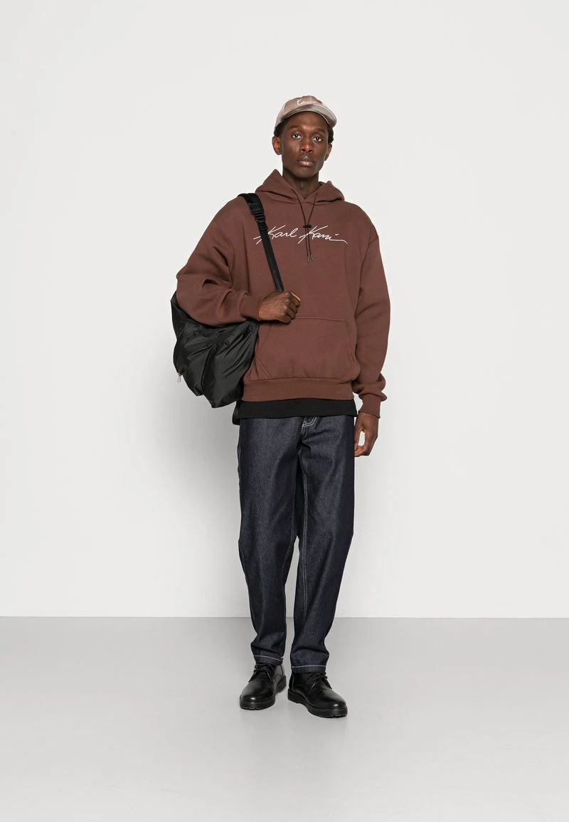 Billig ✔️ Karl Kani AUTOGRAPH HOODIE UNISEX - Kapuzenpullover - Brown 👍 4 Billig ✔️ Karl Kani AUTOGRAPH HOODIE UNISEX - Kapuzenpullover - Brown 👍 – Bild 2