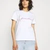 Billig ✔️ Karl Kani SIGNATURE TEE - T-Shirt Print - White, Damen ⭐ -Karl Kani Verkäufe 5a7f008d5ea44795bb26fe55a0f50fab