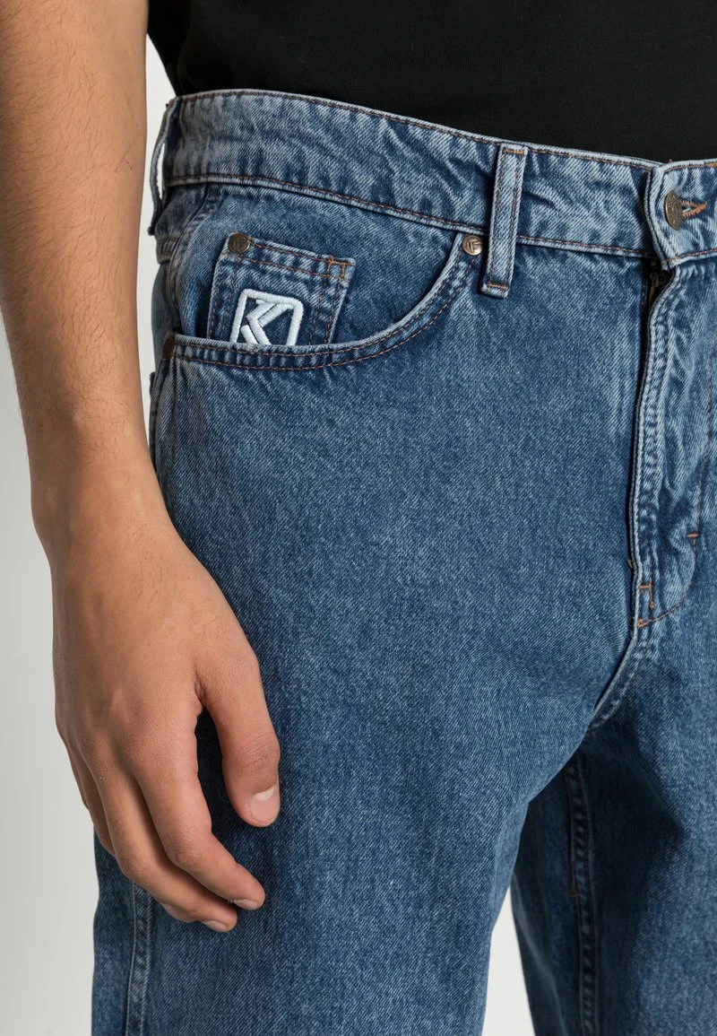 Am billigsten 🎁 Karl Kani SMALL SIGNATURE TAPERED FIVE POCKET - Jeans Tapered Fit - Vintage Indigo, Herren 🔔 7 Am billigsten 🎁 Karl Kani SMALL SIGNATURE TAPERED FIVE POCKET - Jeans Tapered Fit - Vintage Indigo, Herren 🔔 – Bild 5