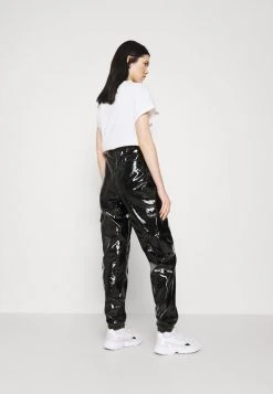 Rabatt 🎁 Karl Kani SIGNATURE GLOSSY PANTS - Stoffhose - Black, Damen ✨ -Karl Kani Verkäufe 5c4fe2ee4b944fd8bd4b906c359be5be