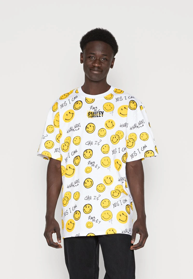 Neu 🤩 KARL KANI X SMILEY® SMALL SIGNATURE TEE UNISEX - T-Shirt Print - White 🔔 3 Neu 🤩 KARL KANI X SMILEY® SMALL SIGNATURE TEE UNISEX - T-Shirt Print - White 🔔