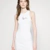 Aktion ✨ Karl Kani SMALL SIGNATURE GATHERED DRESS - Etuikleid - White, Damen 🤩 -Karl Kani Verkäufe 5fdad08ee19c4a16889066cffc75f907