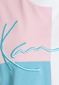 Billig 😀 Karl Kani SIGNATURE BLOCK TEE - T-Shirt Print - Light Blue, Damen ❤️ -Karl Kani Verkäufe 6230c3b323304fb9a0565a4e3099a862