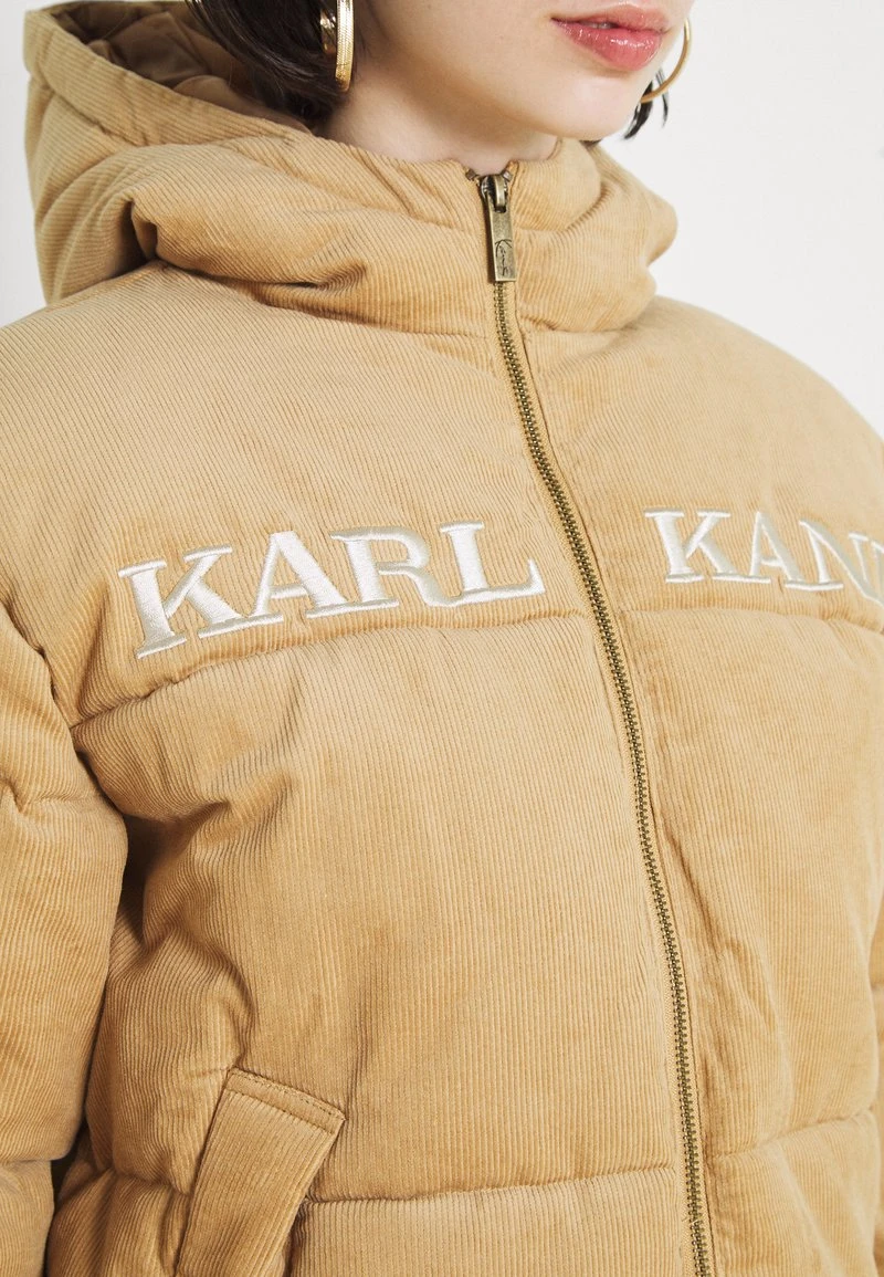 Schlussverkauf ❤️ Karl Kani RETRO HOODED PUFFER JACKET - Winterjacke - Sand, Damen 🔔 6 Schlussverkauf ❤️ Karl Kani RETRO HOODED PUFFER JACKET - Winterjacke - Sand, Damen 🔔 – Bild 4